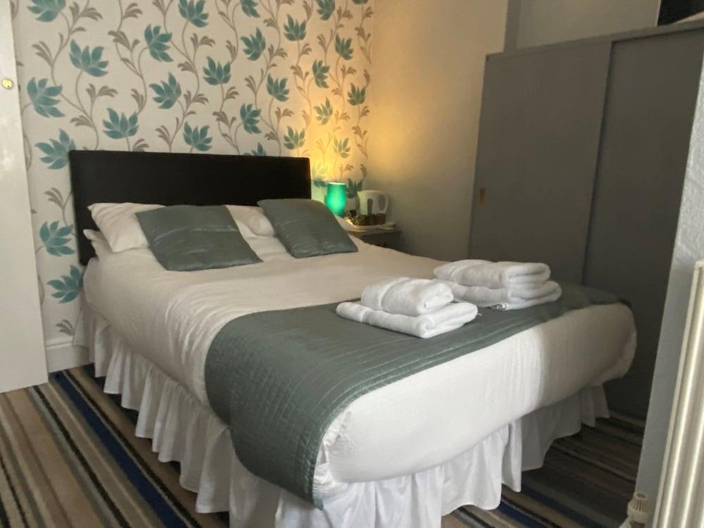 Beverley Dean - Children Over 5 Years Welcome - Continental Breakfast Blackpool