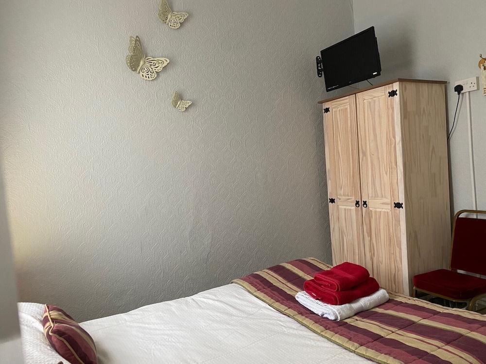Beverley Dean - Children Over 5 Years Welcome - Continental Breakfast Bed & Breakfast Blackpool
