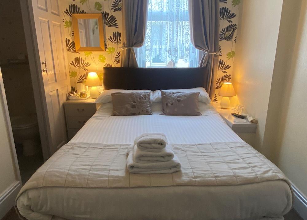 Beverley Dean - Children Over 5 Years Welcome - Continental Breakfast Bed & Breakfast Blackpool