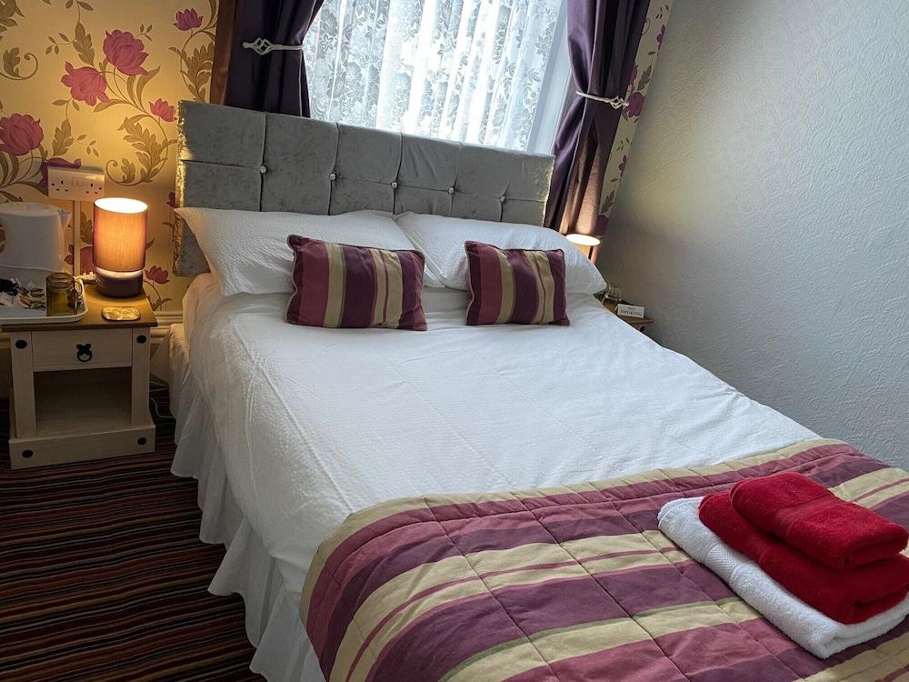 Beverley Dean - Children Over 5 Years Welcome - Continental Breakfast Bed & Breakfast Blackpool